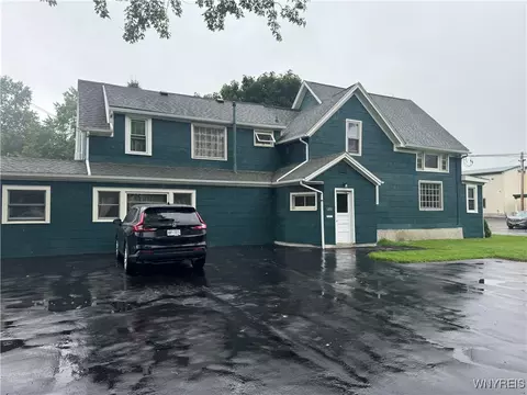180 Willowdale Dr, West Seneca, NY 14224
