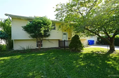 78 Phyllis Dr, West Seneca, NY 14224