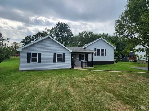 518 Davis Ave, Ridgeway, NY 14103 photo 3
