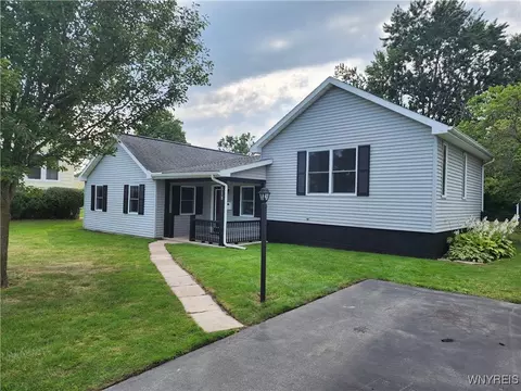 518 Davis Ave, Ridgeway, NY 14103 photo 2