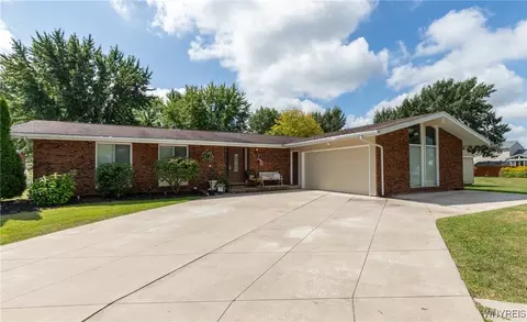 66 Regency Ct, Grand Island, NY 14072