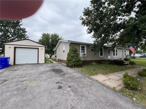 23 Crestwood Dr, Lockport, NY 14094