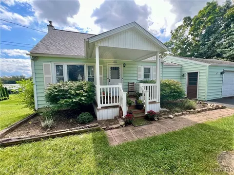 4252 N Ridge Rd, Cambria, NY 14094