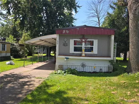 95 Hawthorn Dr, Albion, NY 14411