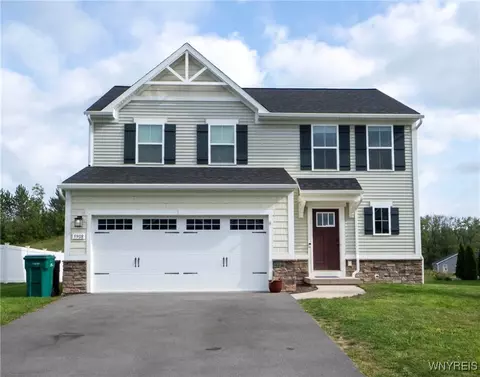5908 Tweed Trl, Farmington, NY 14425