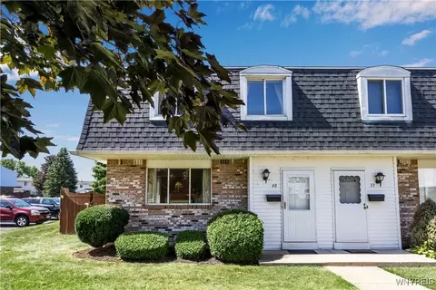 40 Parkview Ct, Lancaster, NY 14086