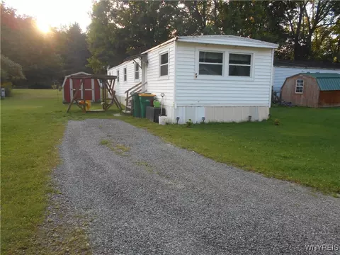 19 Pioneer Ln, Delevan, NY 14042