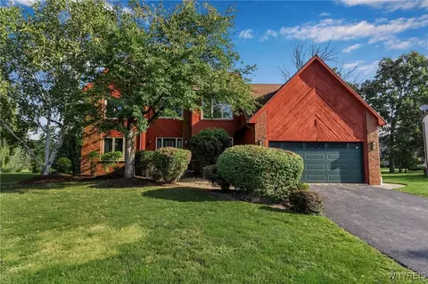 56 Forestbrook Ct, Getzville, NY 14068