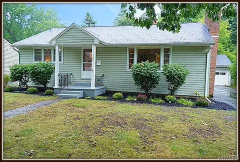 135 Hirschfield Dr, Amherst, NY 14221