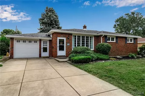 175 Charlescrest Ct, West Seneca, NY 14224