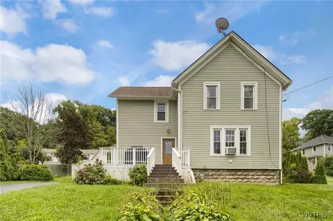 9 Prospect St, Hanover, NY 14136