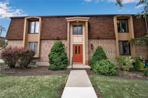90 Charter Oaks Dr #4, Amherst, NY 14228