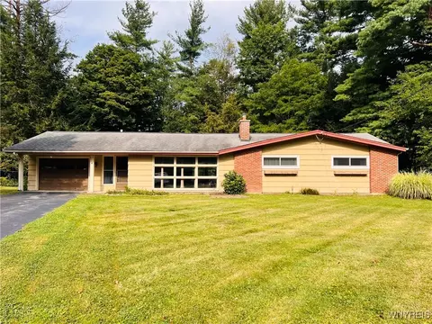 207 Greenwood Dr, Aurora, NY 14052