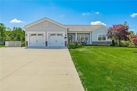 7505 Congressional Dr, Lockport, NY 14094