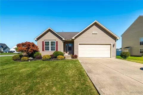 2431 King Fisher Ln, Wheatfield, NY 14304