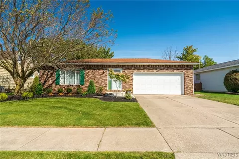 84 Robin Ln, West Seneca, NY 14224