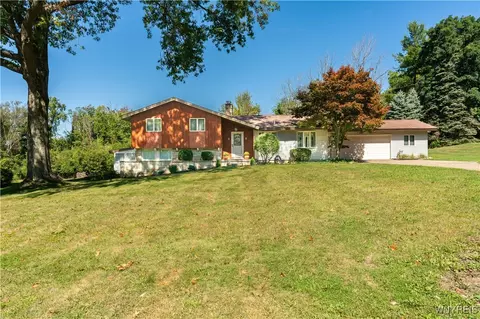 5 Timberlake Dr, Orchard Park, NY 14127