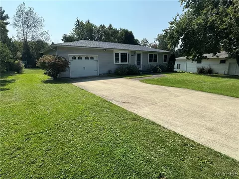 6686 Meadowbrook Dr, Boston, NY 14025