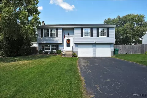 6585 Parkwood Dr, Lockport, NY 14094