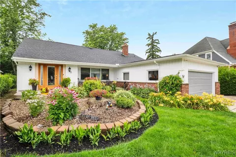 82 North Dr, Amherst, NY 14226