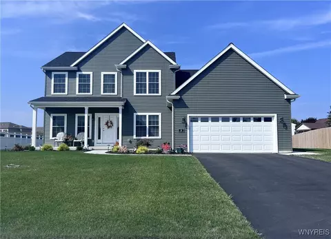 28 Deepwood Pl, Lancaster, NY 14086