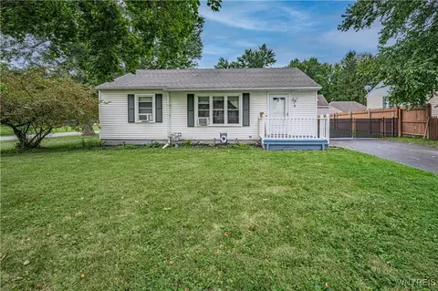 1 Highland Dr, Lockport, NY 14094