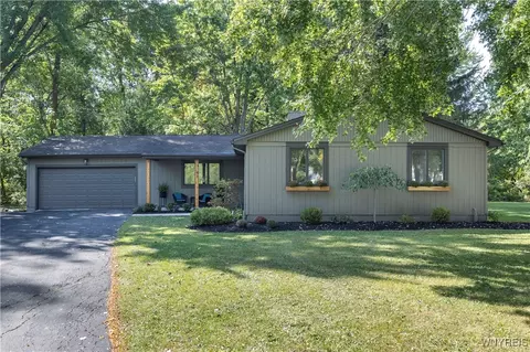 43 Moorgate Ct, East Amherst, NY 14051