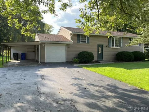 982 Bonnie Lake Dr, Alden, NY 14004