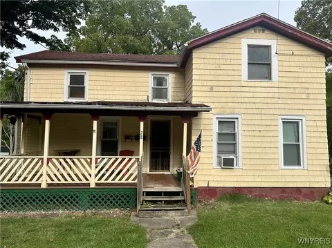 28 Gilbert St, Le Roy, NY 14482