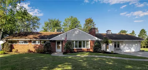 5395 Tonawanda Creek Rd, Pendleton, NY 14120