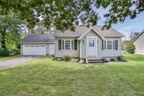 975 N Brookside Dr, Lewiston, NY 14092