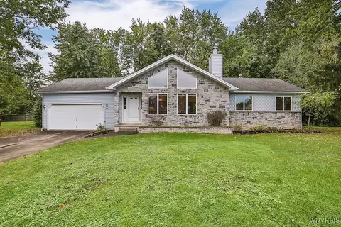 853 Carter Creek Dr, Grand Island, NY 14072