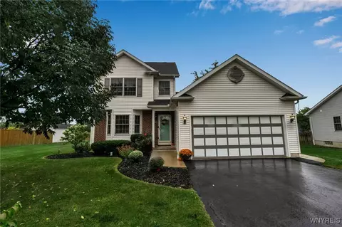 6536 Amy Ln, Lockport, NY 14094