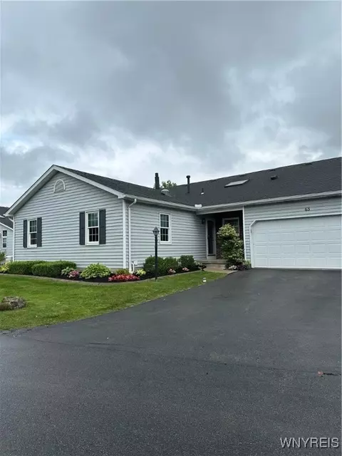 63 Stepping Stone Ln, Orchard Park, NY 14127