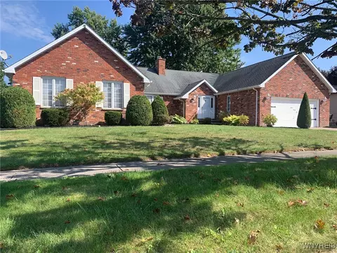 1295 Ivygreen Ct, North Tonawanda, NY 14120