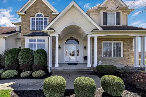 7247 Edgewater Cir, Pendleton, NY 14120