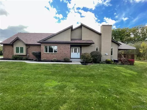 821 Carriage Ln, Lewiston, NY 14092