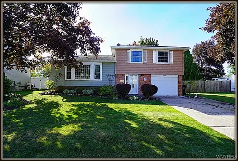 586 Meadowbrook Dr, North Tonawanda, NY 14120