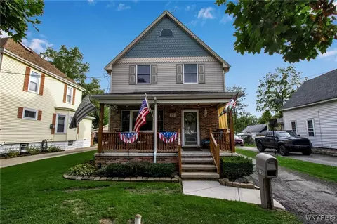 15 Winfield Ave, Lancaster, NY 14086