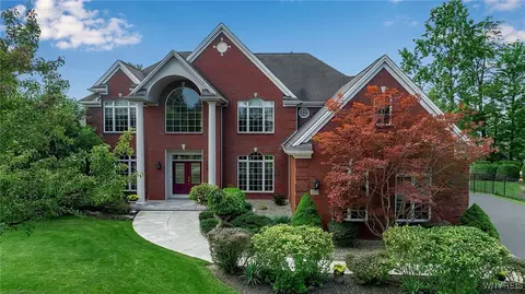 180 Via Foresta Ln, Amherst, NY 14221