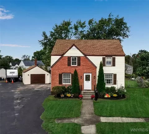 18 W Park Ct, Grand Island, NY 14072