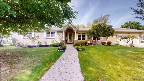 130 Fieldstone Dr, Grand Island, NY 14072