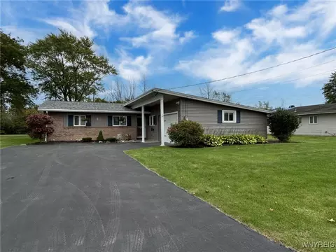 85 Steele Cir, Niagara, NY 14304