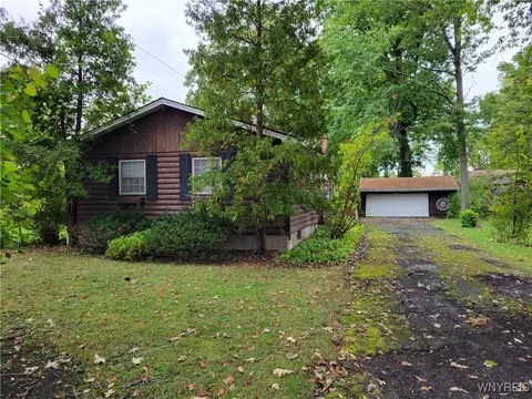 1927 Huth Rd, Grand Island, NY 14072