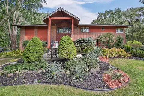 9244 Valley Stream Rd, Clarence, NY 14031