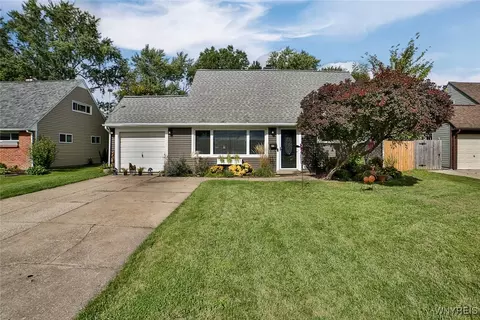 49 Riverdale Dr, Grand Island, NY 14072