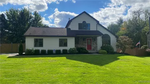 5138 Oakridge Dr, Hamburg, NY 14075