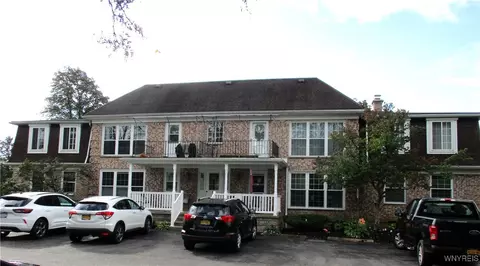10 Carriage Dr #8, Orchard Park, NY 14127
