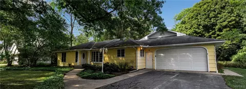 74 Hillcrest Rd, Aurora, NY 14052