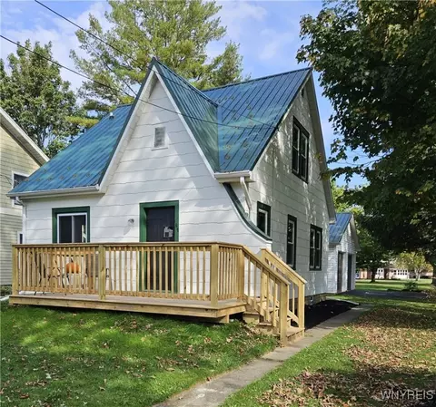 64 N Willow St, Aurora, NY 14052